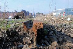 Stillgelegte Gleisanlage in der Hamburge Hafencity - abgetennte Eisenbahnschiene. .
