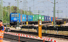 Containerzug mit Lok, Containerbahnhof Alte Süderelbe in Hamburg Moorburg.