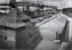 Güterabfertigung an der Grossen Elbstrasse - Eisenbahnwaggons auf den Bahngleisen. Krananlagen am Altonaer Kai - im Hintergrund der Altonaer Kaispeicher in Neumühlen.