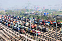 Containerbahnhof / Güterbahnhof der Hamburger Hafenbahn in Hamburg Altenwerder. Im Hintergrund Autoverkehr, LKW auf der Autobahn A 7.