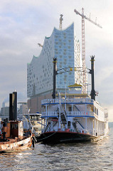 Arbeitsschiff und Fahrgastschiff / Ausflugsschiff im Hamburger Niederhafen - dahinter die Baustelle der Elphilharmonie in der Hamburger Hafencity.