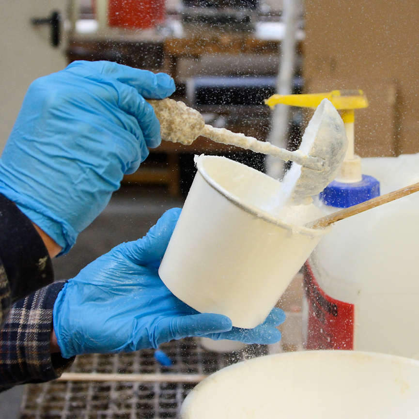 bildarchiv-hamburg.com: Foto „Anmischen von Epoxidharz für das