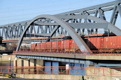 Containerzug auf der Brücke über den Oberhafenkanal / Billehafen in Hamburg Rothenburgsort.