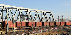 Güterzug mit Containern beladen - Güterumgehungsbahn in Hamburg Oberhafen.