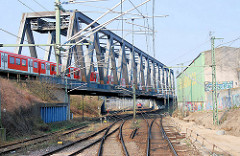 Strecke Hamburger Güterumgehungsbahn in Hamburg Rothenburgsort; S-Bahn auf der Brücke.