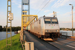 E-Lok 185 548-5 der ITL auf der Kattwykbrücke in Fahrt Richtung Hamburg Altenwerder.