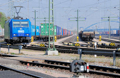 Lokomotive der LTH Transportlogistik 185 522-0, Containerwaggons.