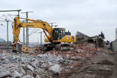 Abriss des Eisenbahnviadukt an der Versmannstrasse - Bagger im Schutt in dem Hamburger Stadtteil Hafencity.