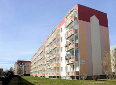 Restaurierter Plattenbau, neue Balkons - farblich dekorierte Hausfassade - Hermann-Matern-Strasse in Bergen auf Rügen.