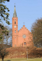 St. Johanniskirche von Sassnitz auf der Insel Rügen - Baubeginn 1880 nach Plänen von Adolf Gerstenberg - 1883 fertiggestellt. Neugotischer einschiffiger Backsteinbau - achteckiger Kirchturm.
