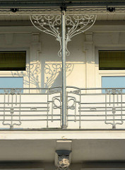 Balkon einer Bädervilla im Ostseebad Binz - Jugendstildekor am Balkongeländer und Stützpfeiler.