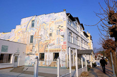Wandmalerei an einer Hausfassade - Thema Seebad Binz.