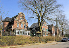 Einzelhäuser / Villen im Heimatstil - im Hintergrund der Kirchturm der Flottbeker Kirche im Bezirk Hamburg Altona.