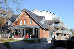 Alt + Neu; historisches Wohnhaus, Eingang zur Seniorenresidenz Buchholz, Neubau mit Balkons im Hintergrund; Hamburger Strasse.