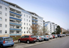 Parkplätze, parkende Autos - sanierter Wohnblock, Wohnhäuser in Binz / Ostsee.
