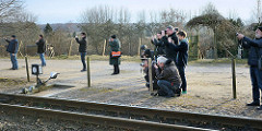 Fotografen warten auf dem Bahnsteig im Bahnhof Binz auf das Einfahren der neu restaurierten Dampflokomotive 99 4652.