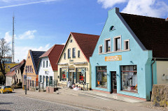 Unterschiedlich gestaltete Hausfassaden / Architektur der Gründerzeit - Marktstrasse, Bergen auf Rügen.