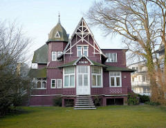 Holzvilla im Bäderstil - Villa Undine an der Strandpromenade von Binz. Das Holzhaus ist ein sogen. Wolgasthaus - auf der Wolgaster Werft als Fertighaus 1885 aus Holz gebaut.