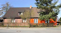 Doppelhaus mit unterschiedlich farbig gestalteter Fassade am Burgwall von Bergen auf Rügen.