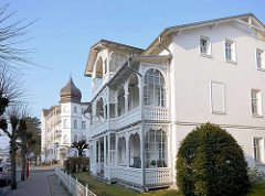 Architekturbilder aus dem Seebad Binz auf der Insel Rügen - Veranda / Balkons mit Schnitzdekor.