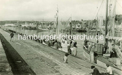 Altes Foto mit Fischerbooten an der Mole von Sassnitz / alter Fischereihafen mit Fischkuttern.