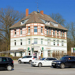 Mehrstöckes Einzelhaus mit Fachwerkkonstruktion - Strassenverkehr auf der Osdorfer Landstrasse.