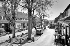 Historische Reihenhäuser im Riemenschneiderstieg in Hamburg Bahrenfeld - die Häuser gehören mit zur Architektur der sogen. Steenkampsiedlung, die als Gartenstadt nach dem ersten Weltkrieg angelegt wurde. Die Steenkampsiedlung entstand in drei Bauabsc