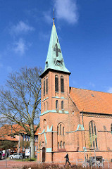 Kirchturm, St. Paulus Kirche in Buchholz; erbaut 1892 - Architektur typischer norddeutscher Backsteinbau.