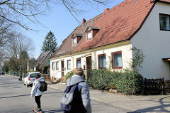 Reihenhäuser in der Parallelstrasse zur verkehrsreichen Osdorfer Landstrasse in Hamburg Bahrenfeld.