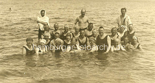 Badeszene aus Binz an der Ostsee / Rügen - historische Bademode, Gruppenbild im Wasser.