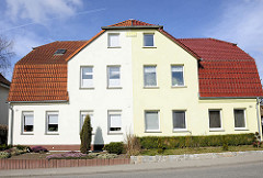 Wohnhaus mit unterschiedlich farblich abgesetzter Fassade in der Breitsprecherstrasse von Bergen auf Rügen.