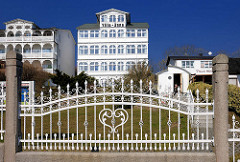 Pensionen / Hotels im Stil der Bäderarchitektur bei der Bergstrasse von Sassnitz - Metallzaun mit Jugendstilelement.