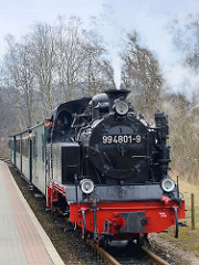 Einfahrt des Personenszugs im Bahnhof Binz - Damplokomotive 994801-9