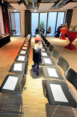 Eröffnung der neuen Zinnschmelze - Kulturzentrum in Hamburg Barmbek; reservierte Sitzplätze für die Hautevolee von Politik und Kultur - der Rest durfte sich stehend für ca. 1 1/2 Stunden die Eröffnungsreden anhören.