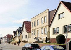 Architekturbilder aus Bergen auf Rügen - Wohnhäuser mit unterschiedlich gestalteter Fassade in der Vieschstrasse.