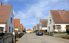 Einzelhäuser mit Spitzdach in der Arkonastrasse von Bergen auf Rügen.