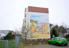 Fassadenmalerei, Wandmalerei an einem sanierten Wohnblock in Binz / Ostsee; Strandkorb mit Kreidefelsen.