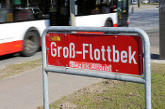 Stadtteilschild Groß-Flottbek, Bezirk Altona - roter Grund mit weisser Schrift; Strasse Osdorfer Landstrasse / B 431.