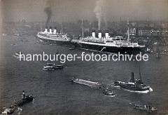Die Passagierschiffe ARCONA und POLONIO liegen in Hamburg an der Überseebrücke - Schuten werden von Barkassen durch den Hamburger Hafen gezogen, eine Hafenfähre kreuzt die Elbe.