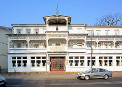 Ostseebad Binz - Hotelgebäude im Bäderstil / Bäderarchitektur - aufwändige Holzschnitzereien an den Balkons - Holzdach mit Wetterfahne.
