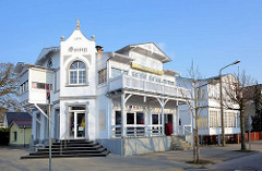 Einzelvilla im Bäderstil - weisse Hausfassade und Balkon mit Holzgeländer, erbaut 1874.