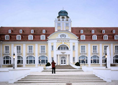 Architektur vom Kurhaus an der Strandpromenade  in Binz auf Rügen. Berliner Bankiers investierten mit der „Ostseebad Binz AG“ in den Ausbau des Seebades und ließen ein Kurhaus bauen, das am 22. Juli 1890 eröffnet wurde; das Gebäude brannte 1906 ab un