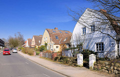 Wohnhäuser / Doppelhäuser mit Zollingerdach. Die Dachform wurde Anfang des 20. Jahrhunderts von Friedrich Zollinger entworfen. Architekturbilder aus dem Hamburger Bezirk Altona / Stadtteil Bahrenfeld.