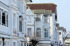 Fassaden von Villen im Stil der Bäderarchitektur - weisse Villa, Holzschnitzarbeiten.