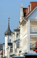 Bäderarchitektur im Ostseebad Binz auf der Insel Rügen - Veranda, Balkon mit Schnitzerei, weisse Haussfassaden.