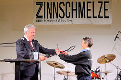 Schlüsselübergabe in der neuen Zinnschmelze in Hamburg Barmbek - Harald Rösler, Bezirksamtsleiter des Bezirks Hamburg-Nord und  Sonja Egler, Geschäftsführerin.