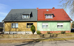 Doppelhaus mit unterschiedlich farbig gestalteter Fassade am Rugardweg von Bergen auf Rügen.