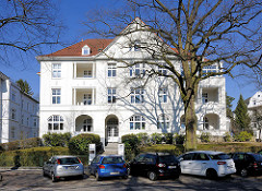 Mehrstöckige Wohnhaus mit weisser Fassade - Architektur des Historismus in der Beselerstrasse im Hamburger Stadtteil Gross Flottbek.