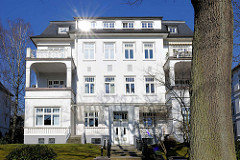 Mehrstöckige Wohnhaus mit weisser Fassade - Architektur des Historismus in der Beselerstrasse im Hamburger Stadtteil Gross Flottbek.