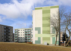 Sanierter Plattenbau mit grün gestalteter Fassade - Störtebeker Strasse in Bergen auf Rügen.